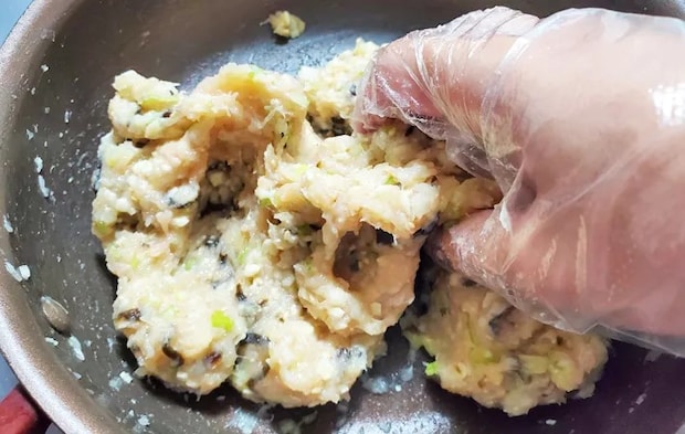 『塩昆布入りつくね』を作る写真（撮影：エニママ）