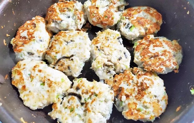 『塩昆布入りつくね』を作る写真（撮影：エニママ）