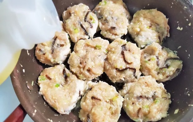 『塩昆布入りつくね』を作る写真（撮影：エニママ）