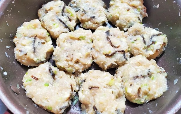 『塩昆布入りつくね』を作る写真（撮影：エニママ）