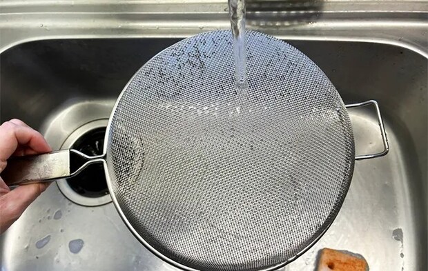 ザルを洗っている写真（撮影：grape編集部）