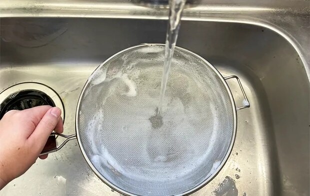 ザルを洗っている写真（撮影：grape編集部）