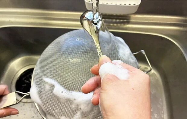 ザルを洗っている写真（撮影：grape編集部）