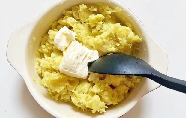 『サツマイモのバター』を作る写真（撮影：エニママ）