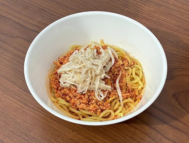 机に置かれる『脱炭素ラーメン』の写真（撮影：grape編集部）