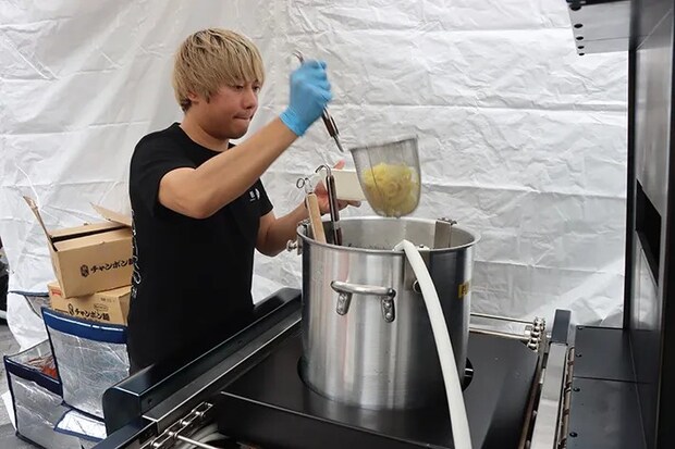ラーメンを調理するスタッフの写真（撮影：grape編集部）