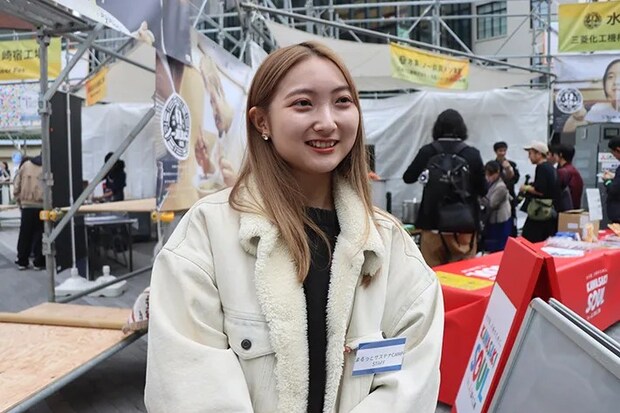 イベント会場で語る女性の写真（撮影：grape編集部）