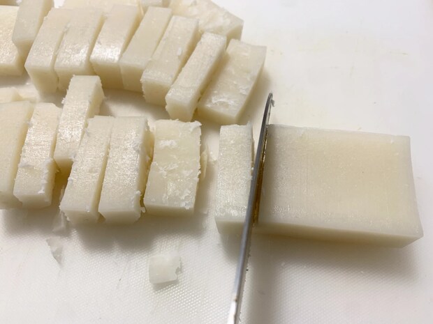 餅を包丁で切っている写真（撮影：grape編集部）