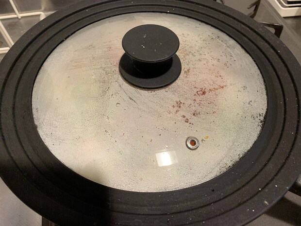 フライパンの蓋を閉じている写真（撮影：grape編集部）