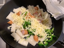 切り餅を包丁で切って…　『もちづきさん』の『もちピザ』に挑戦した結果？