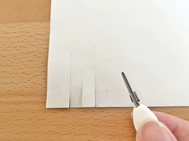 『超ミニ携帯ハサミ』で紙を切っている写真（撮影：grape編集部）