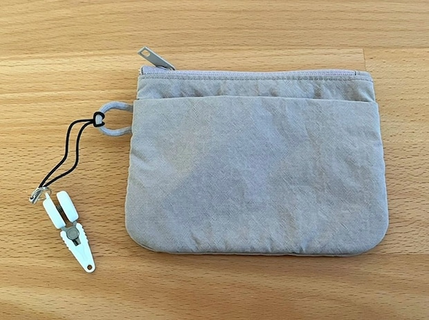 『超ミニ携帯ハサミ』をつけたポーチの写真（撮影：grape編集部）