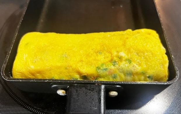 『桜エビとネギの玉子焼き』を作る写真（撮影：エニママ）