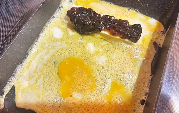 『海苔の佃煮とチーズの玉子焼き』を作る写真（撮影：エニママ）