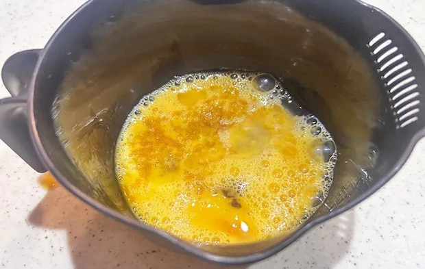 『海苔の佃煮とチーズの玉子焼き』を作る写真（撮影：エニママ）