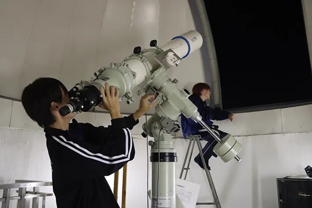 望遠鏡をのぞく高校生の写真（撮影：grape編集部）