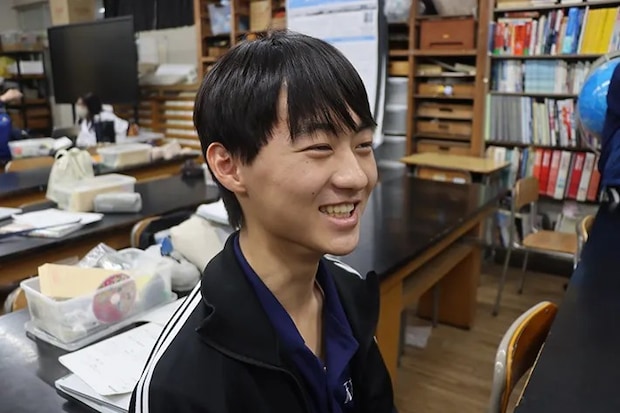 写真について語る高校生の写真（撮影：grape編集部）