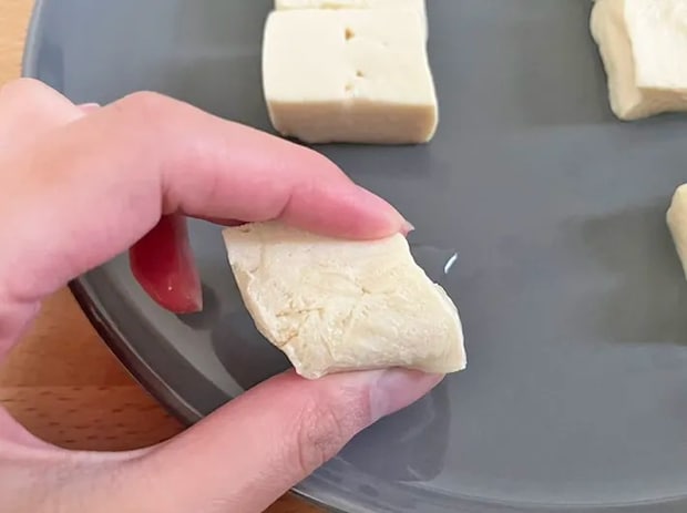 解凍した木綿豆腐の写真（撮影：grape編集部）