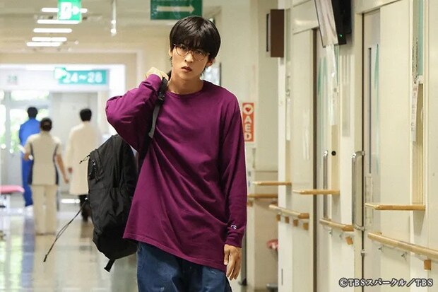 『ザ・ロイヤルファミリー』に出演する目黒蓮さんが写る場面写真