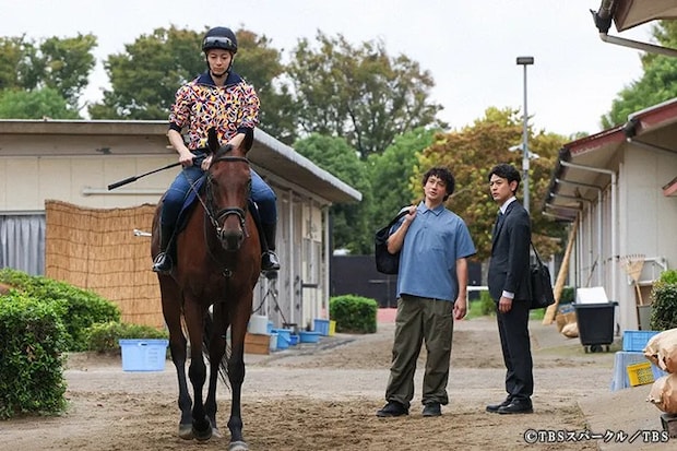 『ザ・ロイヤルファミリー』に出演する妻夫木聡さんと安藤政信さんが写る場面写真