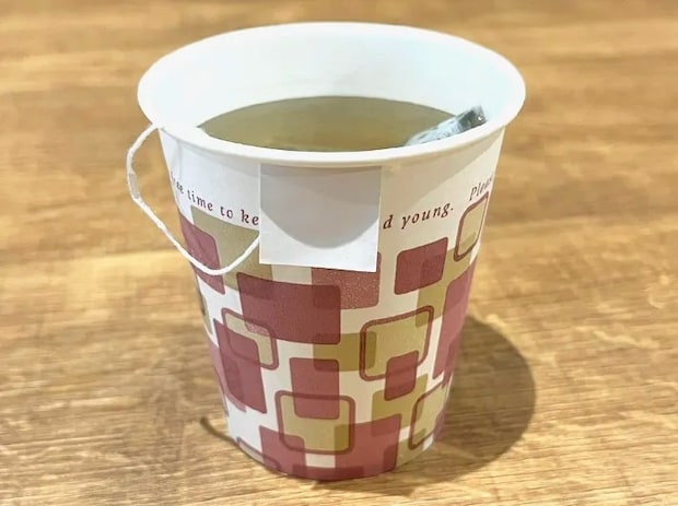 ティーバッグを入れた紙コップの写真（撮影：grape編集部）
