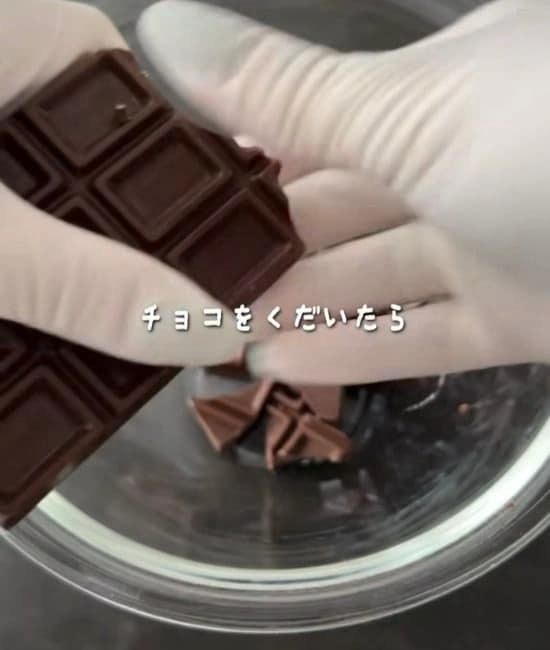 チョコレートを砕く様子