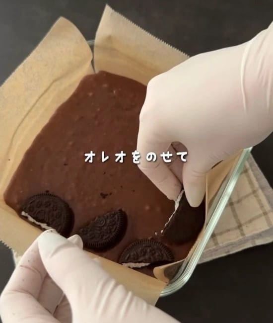 オレオをのせる様子