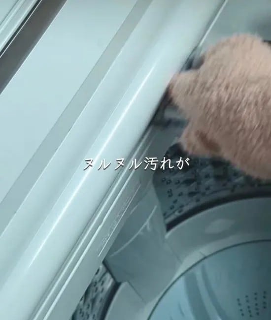 カードを滑らせる様子