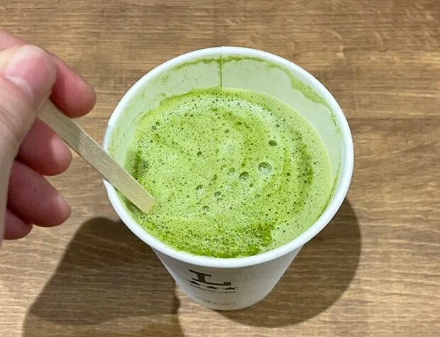 『宇治抹茶ラテ』をマドラーで混ぜる写真（撮影：grape編集部）