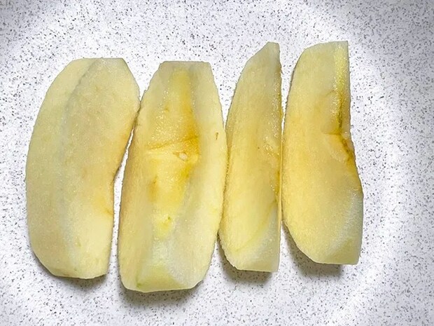 切ってから数分経ったリンゴの写真（撮影：grape編集部）