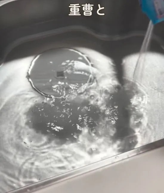 重曹を入れる様子