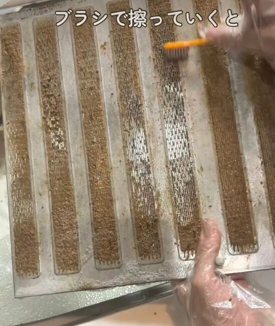 汚れを歯ブラシで擦る様子①