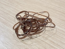 たった１本のクリップが変える！　細いヘアゴムの収納テクニックが？