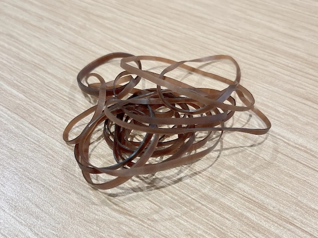 たった1本のクリップが変える! 細いヘアゴムの収納テクニックが?