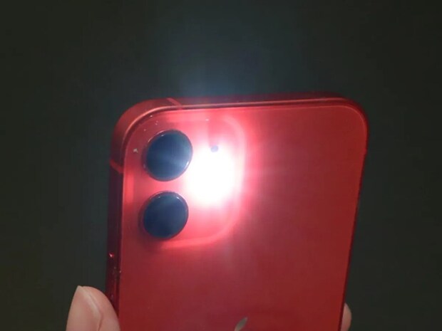 操作していないのにiPhoneのライトが点いた…! 魔法のような隠し機能に大興奮