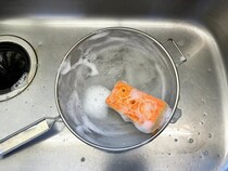 ザルを洗う時はスプーンを使って！　素早く洗える『時短技』に「15秒で洗えた」「泡がみるみる落ちてく」