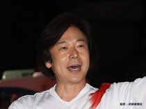 ひろみちお兄さんが“おじいちゃん”に！　 初孫にミルクをあげる姿に反響の声続々