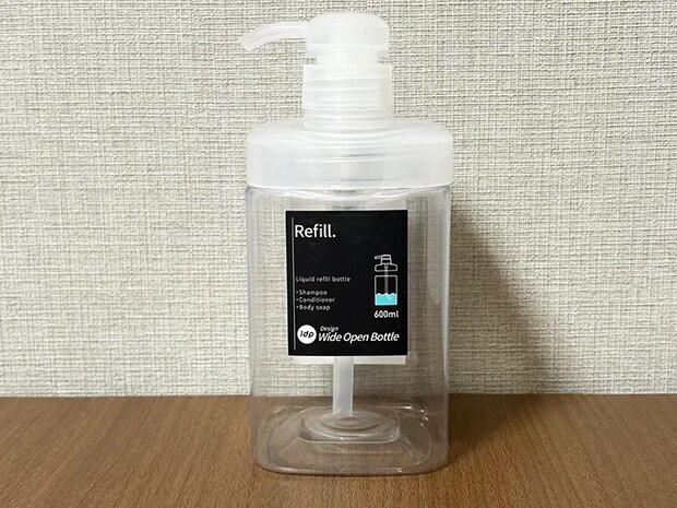 ダイソーの『１ｄｐ　広口ポンプボトル　角　クリア』の画像（撮影：grape編集部）