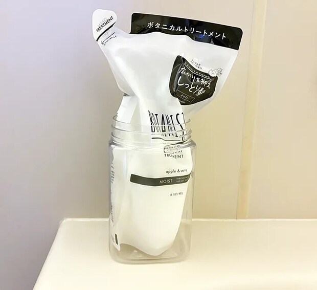 ダイソーの『１ｄｐ　広口ポンプボトル　角　クリア』の画像（撮影：grape編集部）