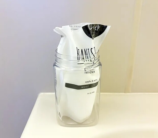 ダイソーの『１ｄｐ　広口ポンプボトル　角　クリア』の画像（撮影：grape編集部）