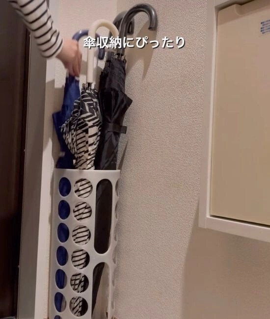 傘を入れる様子