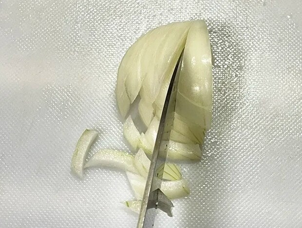 タマネギを切る写真（撮影：grape編集部）