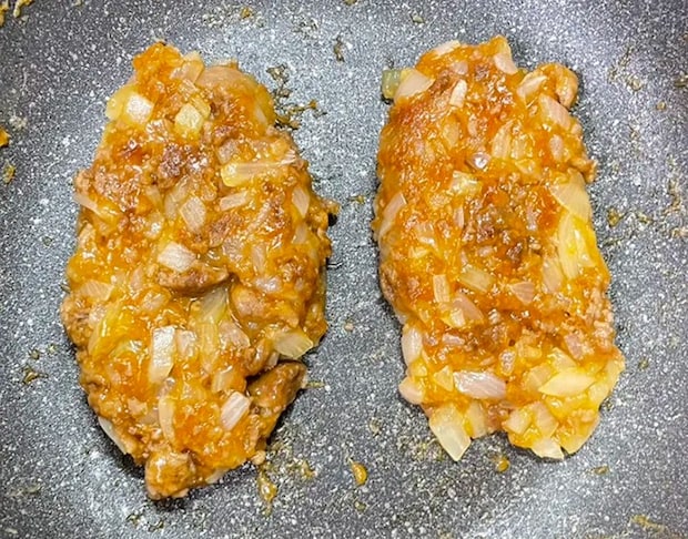 ハンバーグを焼く写真（撮影：grape編集部）