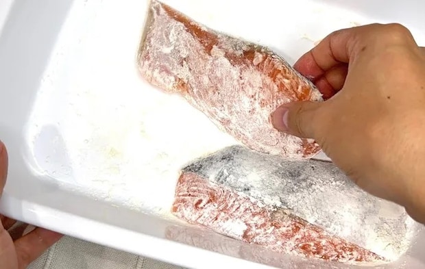 『サケの焼肉のたれ漬け』を作る写真（撮影：キジカク）