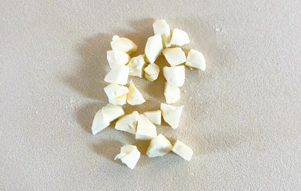 『おかかとたくあんのおにぎり』を作る写真（撮影：エニママ）