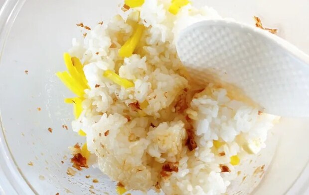 『おかかとたくあんのおにぎり』を作る写真（撮影：エニママ）