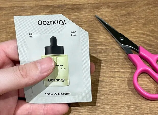 試供品をカットする写真（撮影：grape編集部）