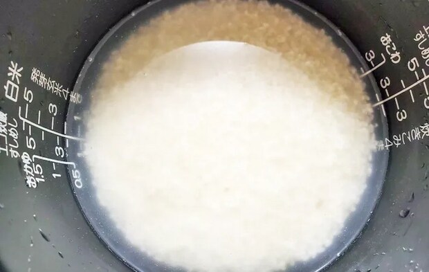 『サツマイモとベーコンの炊き込みご飯』を作る写真（撮影：エニママ）