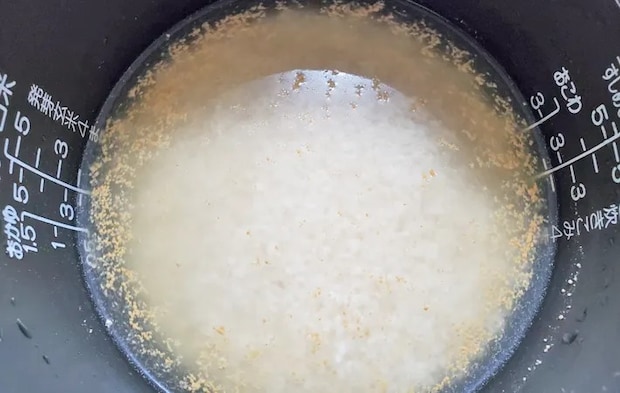 『サツマイモとベーコンの炊き込みご飯』を作る写真（撮影：エニママ）