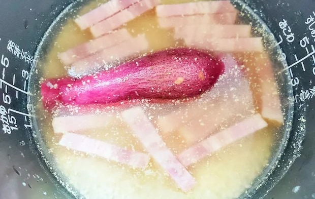 『サツマイモとベーコンの炊き込みご飯』を作る写真（撮影：エニママ）